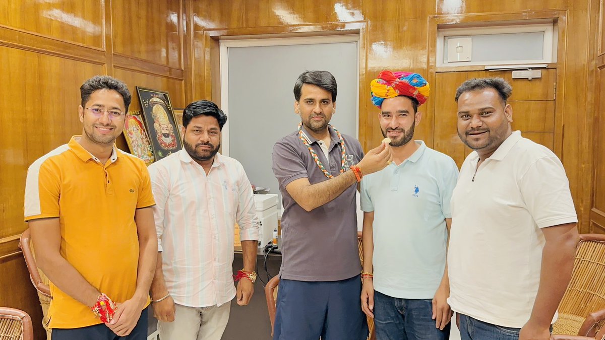 sonupaota's tweet photo. राजस्थान युवा कांग्रेस का प्रदेश महासचिव बनने पर आज अलवर से कांग्रेस के लोकसभा प्रत्याशी रहे व मुण्डावर के लोकप्रिय विधायक बड़े भाई श्री ललित यादव जी से मिलकर नई ज़िम्मेदारी के लिए धन्यवाद व आभार व्यक्त किया। 
@lalityadavinc 
#mla_mundawar ❤️ https://t.co/35NOUH11jf