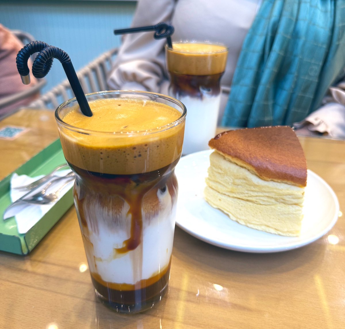 gourbatok's tweet photo. قرار بود یه دیدار دخترونه  ادایی باشه🧋🎀 ولی به جلسه تراپی ختم شد🤦🏻‍♀️😂 https://t.co/g56hj6ohok