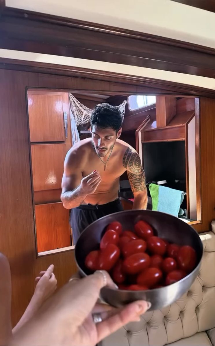 gaiapia91's tweet photo. Tu prepara il primo io porto il secondo 😂😂#elevare #javi7 #heleviers master chef ci aspetta 😂😂😂😂 https://t.co/qFK8cyToG8 https://t.co/WzcvrbDUTT