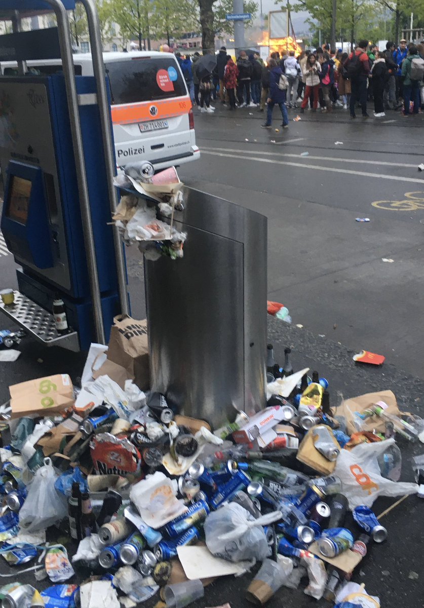 _ThomasForrer's tweet photo. Für alle, die sich über die angeblich woke #Streetparade aufregen und Bilder vom Müll auf der Strasse posten.
Hier ein Bild vom #Sechseläuten: https://t.co/mhFaLn7vBI