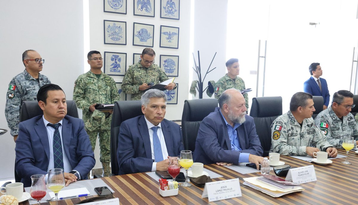 armentapuebla_'s tweet photo. Todos Unidos por la Paz 🕊️🇲🇽  

Los tres órdenes de gobierno nos reunimos en la Mesa de Coordinación Estatal para la Construcción de Paz 👮🏼‍♀️👮🏻‍♂️, evaluando operativos y acciones para garantizar la tranquilidad de las familias poblanas, siguiendo la Estrategia Nacional de Seguridad de nuestra Comandanta Suprema, la Dra. @Claudiashein. 🫶🏼✨
  
#PorAmorAPuebla
#PensarEnGrande

@rosaicela_ @SEGOB_mx @OHarfuch @SSPCMexico @GN_MEXICO_ @Defensamx1 @SEMAR_mx @FiscaliaPuebla @idamis35