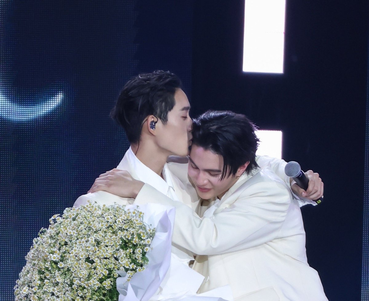 Aurelia_pond07's tweet photo. —Few Tweets AU
☞ When Thame finally proposed Po in front of the world during MARS Concert.
#WilliamEstFancon
#WilliamEst #วิลเลี่ยมเอส https://t.co/c4x2kapIu5