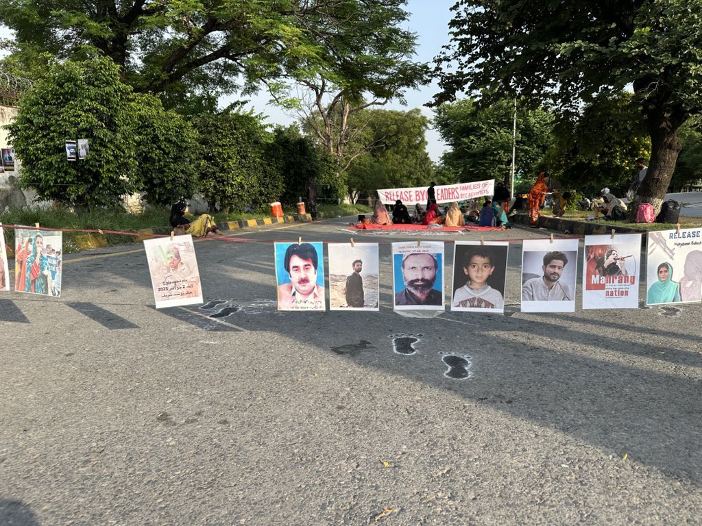 اسلام آباد میں بلوچ لاپتہ افراد کے لواحقین کا دھرنا 27ویں روز بھی جاری، شرکاء اپنے پیاروں کی بازیابی اور BYC رہنماؤں کی رہائی کا مطالبہ کر رہے ہیں۔
#ReleasBYCLeaders 
#Byc