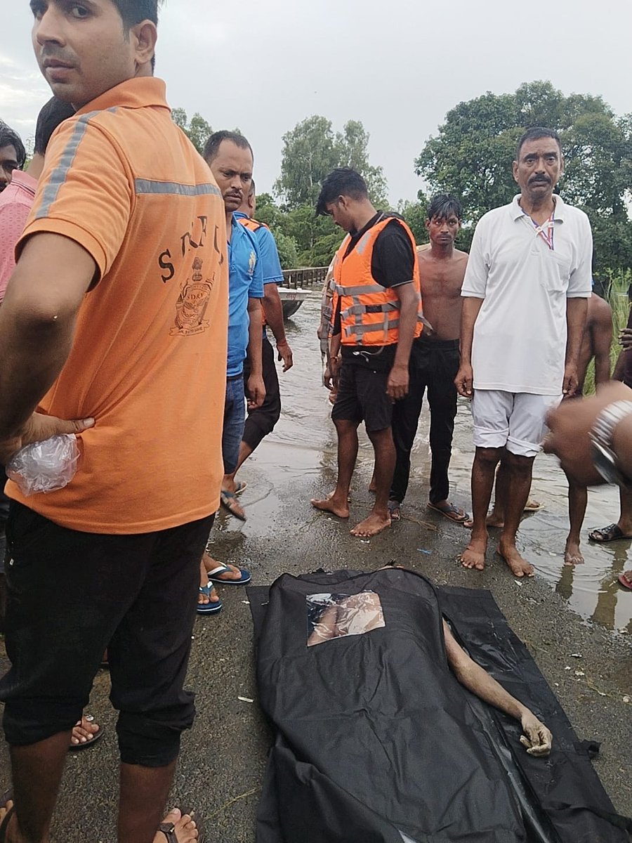 SDRF_UP's tweet photo. दिनांक 11.08.2025 को जनपद-सीतापुर तहसील-सदर अंतर्गत पेरई नदी में 02 व्यक्तियों के डूबने की सूचना पर सर्च / रेस्क्यू ऑपरेशन चला रही #SDRF_UP को टीम ने दोनों डेड बॉडी बरामद कर स्थानीय प्रशासन को सुपुर्द किया। https://t.co/LeWVvBgr5d
