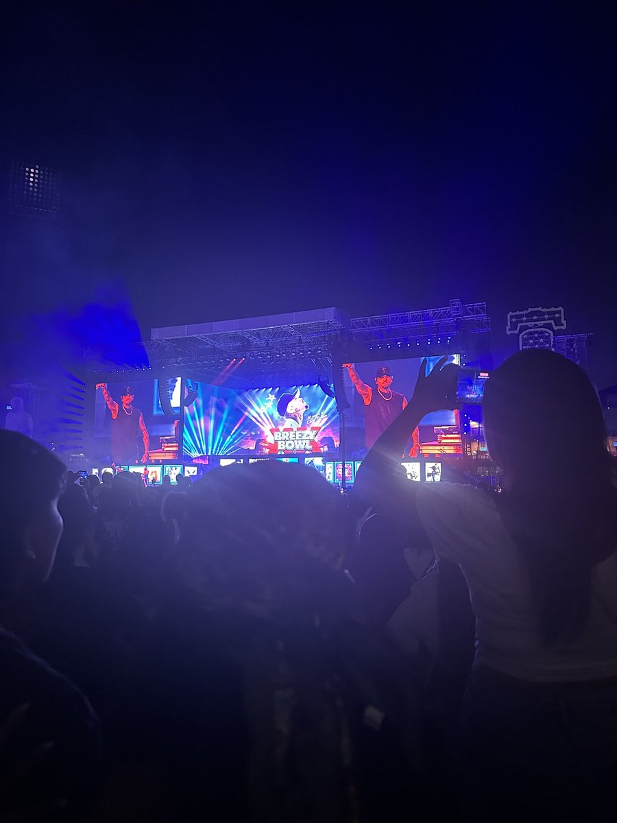 DayDay4__'s tweet image. #SideMissions I was supposed to be going to Popeyes… ended up in floor seats  at #BreezyBowlXXTour 🤷🏾‍♂️