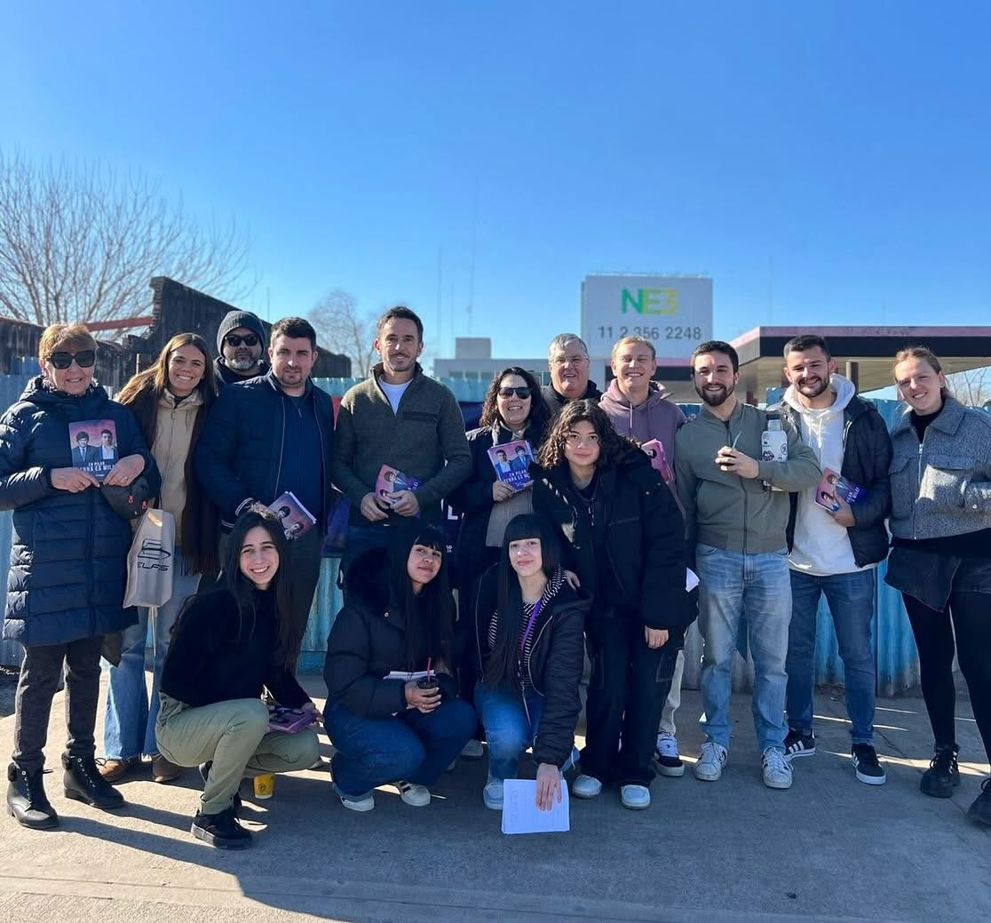 Este fin de semana estuve recorriendo Del Viso junto a <a href="/AndyGenna/">Andy Genna</a> y a la <a href="/JProPilar/">Jóvenes PRO Pilar</a>. 

Charlando con vecinos y llevando la boleta del candidato de Milei en Pilar.