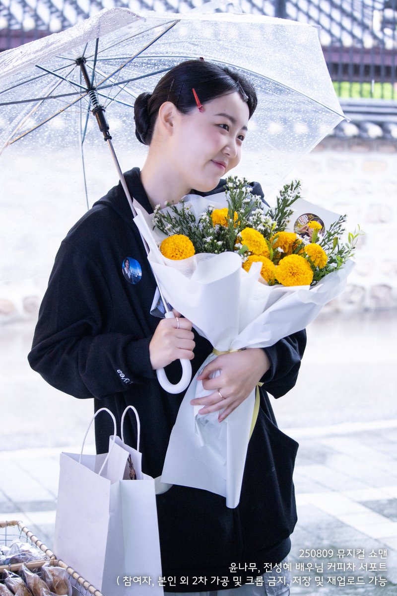 💐배우님들께 각각 개인 꽃다발 전달드렸습니다💐

💜 보라색 리시안셔스 - 고귀한 영원한사랑 
💛메리골드 - 반드시 오고야 말 행복

꽃다발 제작🪻
<a href="/acasia_sy/">🌿아카시아여나🌿🥁</a>
