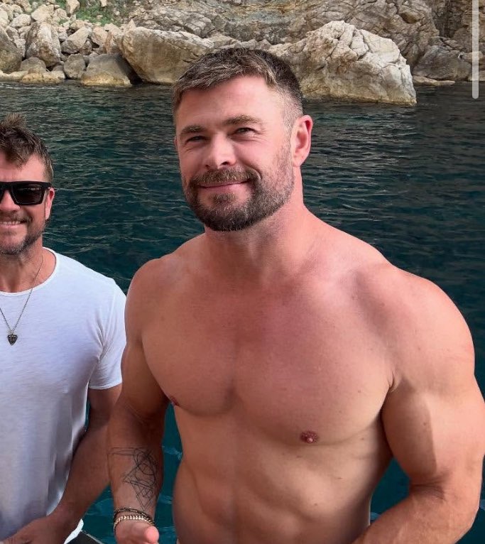 notgwendalupe's tweet photo. Chris Hemsworth https://t.co/Pk10GqAMSR