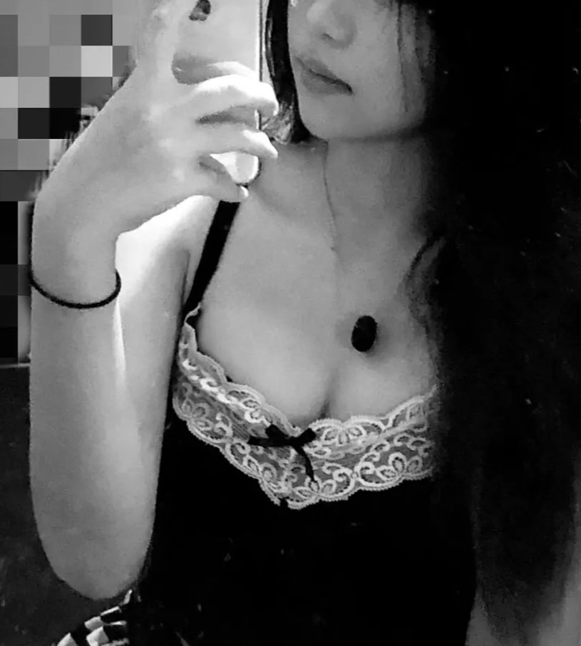 不吵不闹 晚上睡觉要抱抱

#马来西亚 #吉隆玻 #颜值 #清纯女友