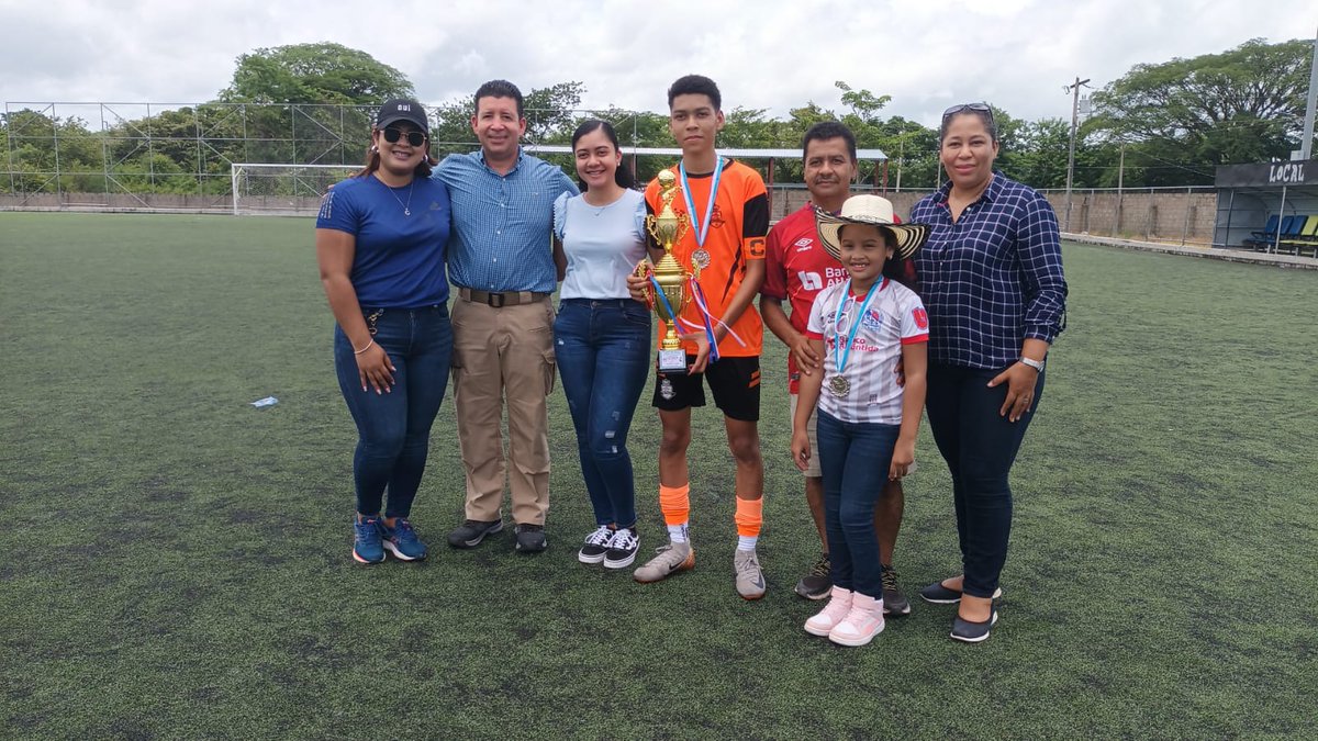 Walner1501's tweet photo. ¡Gran final del Torneo Sub-17! ⚽🏆

Felicitamos al Potros FC, flamantes campeones, y al Real Municipal, subcampeones, por su gran esfuerzo y entrega en la cancha.
Como alcalde, me llena de orgullo ver cómo el deporte sigue formando jóvenes con disciplina, talento y pasión. https://t.co/FQa2nQEugT