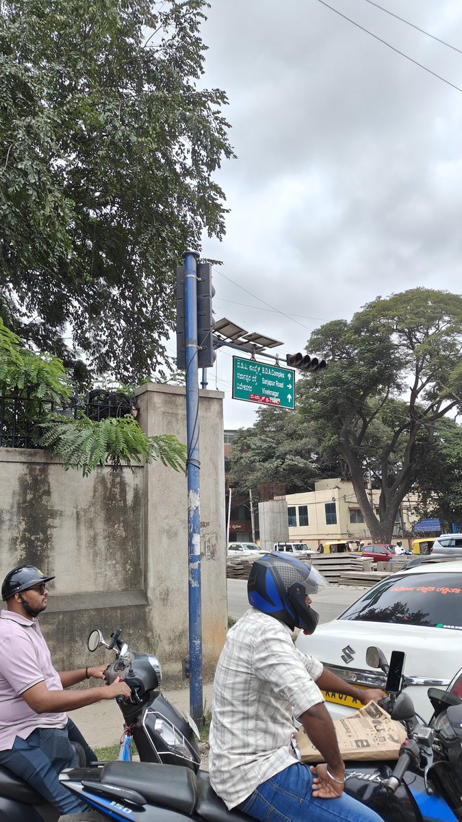 Adithya8491's tweet photo. The only signal that's working is not visible due to the construction. The one signal that could guide vehicles is turned around &amp; not working, leading to a lot of confusion!!

Koramangala Water Tank Signal towards Krupanidhi college
@madivalatrfps @blrcitytraffic @CPBlr https://t.co/Bhh9SVjRFU