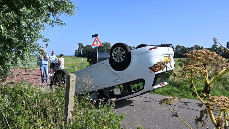 Auto op de kop na ongeval Lagelaan in Heiloo: automobilist én fietser gewond