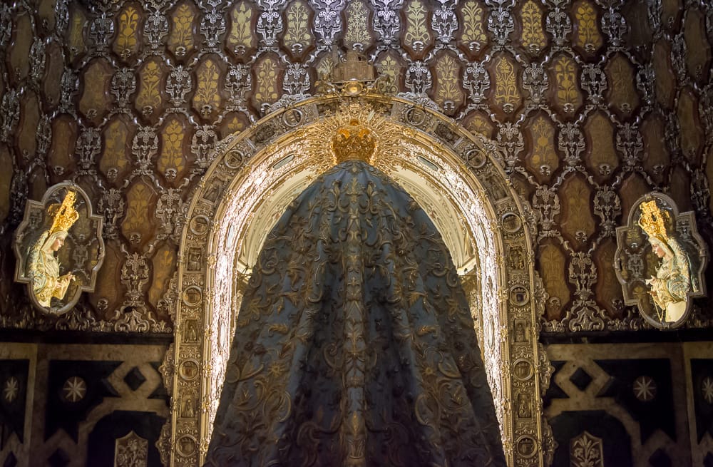 AVISO | El camarín de María Santísima de la Esperanza Macarena estará abierto durante toda la jornada de mañana martes 12 de agosto para que los hermanos y devotos puedan estar cerca de la Virgen antes de ser retirada del culto para su restauración.

El horario de visita del