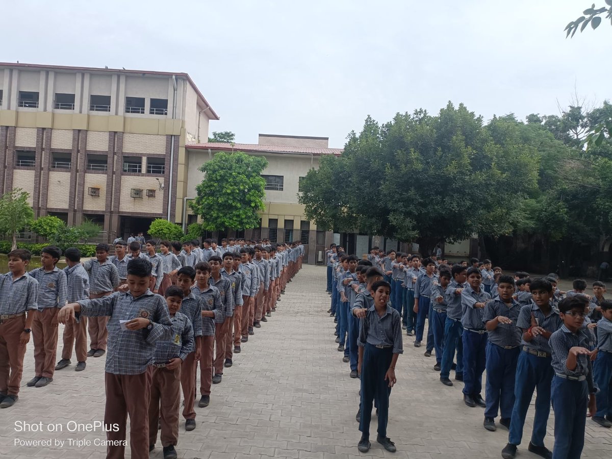 SBVYV's tweet photo. #swachhatashapath  #delhikokoodeseazadi  #SwachhBharatMission 
@narendramodi  @gupta  @ashishsood_bjp @CMODelhi 
Swachhata pledge in SBV NO.1 C BLOCK YAMUNA VIHAR DELHI 53 https://t.co/MZQOx82UJG