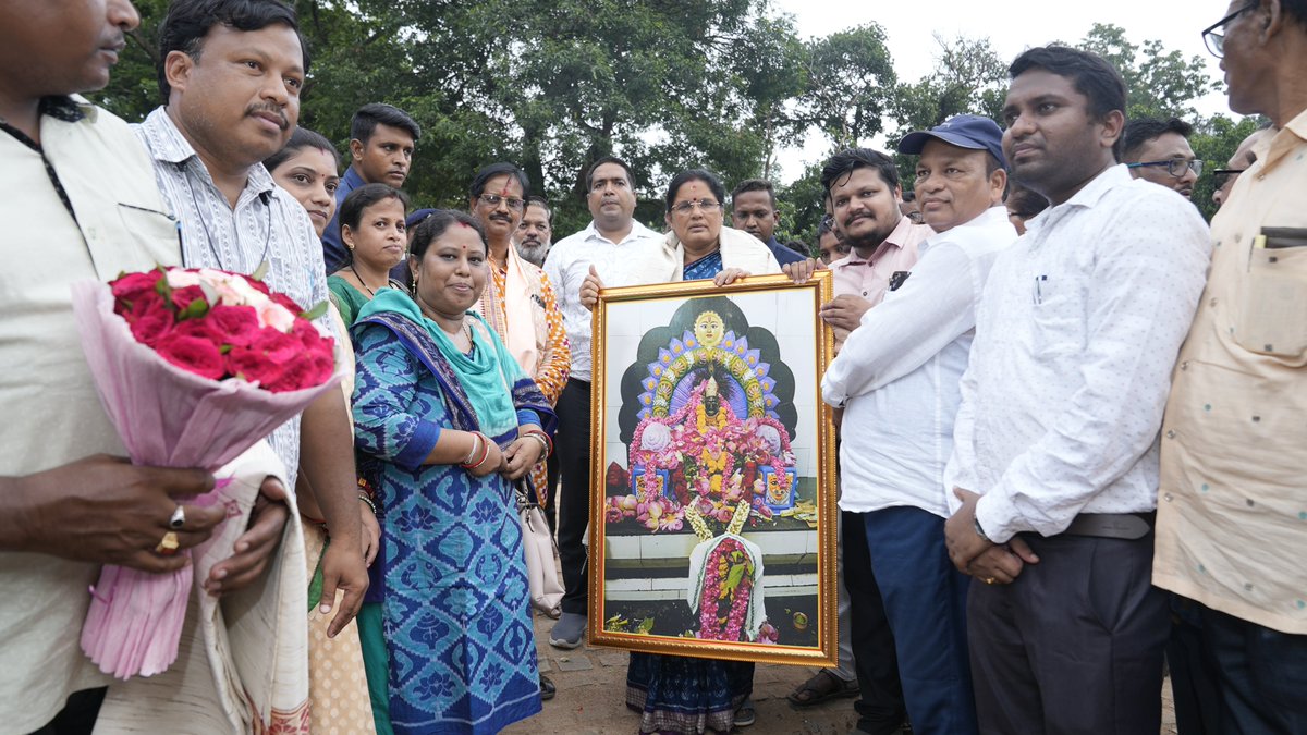 PravatiPOdisha's tweet photo. ଗନ୍ଧମାର୍ଦ୍ଦନ ପର୍ବତର ପାଦଦେଶରେ ଥିବା ହରିଶଙ୍କର ପୀଠରେ ଉଭୟ ହରି ଓ ହର ପୂଜା ପାଇଆସୁଛନ୍ତି। ପ୍ରାକୃତିକ ସୌନ୍ଦର୍ଯ୍ୟରେ ଭରପୁର ଏହି ପୀଠ ପର୍ଯ୍ୟଟନ ଦୃଷ୍ଟିରୁ ମଧ୍ୟ ରାଜ୍ୟର ଗୁରୁତ୍ୱପୂର୍ଣ୍ଣ ସ୍ଥାନ ମଧ୍ୟରେ ଅନ୍ୟତମ। ଆଜି ବଲାଙ୍ଗୀର ଗସ୍ତରେ ଏହି ପୀଠ ପରିଦର୍ଶନରେ ଆସିବାର ସୌଭାଗ୍ୟ ହୋଇଥିଲା। ଏହି ଅବସରରେ ପ୍ରଭୁଙ୍କ ଦର୍ଶନ କରିବା ସହ ଏହି ପୀଠର ଭିତ୍ତିଭୂମିର ସର୍ବାଙ୍ଗୀନ ବିକାଶ ପାଇଁ ପର୍ଯ୍ୟଟନ ବିଭାଗ ଦ୍ୱାରା ପ୍ରସ୍ତୁତ ହୋଇଥିବା ଯୋଜନାର ସମୀକ୍ଷା କଲି।  @odisha_tourism @tourismgoi @TourismDptt #Harishankar #Bolangir #odishaTourism