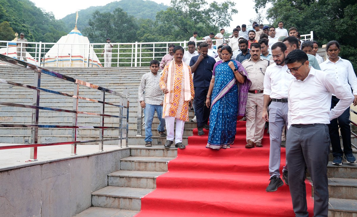 PravatiPOdisha's tweet photo. ଗନ୍ଧମାର୍ଦ୍ଦନ ପର୍ବତର ପାଦଦେଶରେ ଥିବା ହରିଶଙ୍କର ପୀଠରେ ଉଭୟ ହରି ଓ ହର ପୂଜା ପାଇଆସୁଛନ୍ତି। ପ୍ରାକୃତିକ ସୌନ୍ଦର୍ଯ୍ୟରେ ଭରପୁର ଏହି ପୀଠ ପର୍ଯ୍ୟଟନ ଦୃଷ୍ଟିରୁ ମଧ୍ୟ ରାଜ୍ୟର ଗୁରୁତ୍ୱପୂର୍ଣ୍ଣ ସ୍ଥାନ ମଧ୍ୟରେ ଅନ୍ୟତମ। ଆଜି ବଲାଙ୍ଗୀର ଗସ୍ତରେ ଏହି ପୀଠ ପରିଦର୍ଶନରେ ଆସିବାର ସୌଭାଗ୍ୟ ହୋଇଥିଲା। ଏହି ଅବସରରେ ପ୍ରଭୁଙ୍କ ଦର୍ଶନ କରିବା ସହ ଏହି ପୀଠର ଭିତ୍ତିଭୂମିର ସର୍ବାଙ୍ଗୀନ ବିକାଶ ପାଇଁ ପର୍ଯ୍ୟଟନ ବିଭାଗ ଦ୍ୱାରା ପ୍ରସ୍ତୁତ ହୋଇଥିବା ଯୋଜନାର ସମୀକ୍ଷା କଲି।  @odisha_tourism @tourismgoi @TourismDptt #Harishankar #Bolangir #odishaTourism