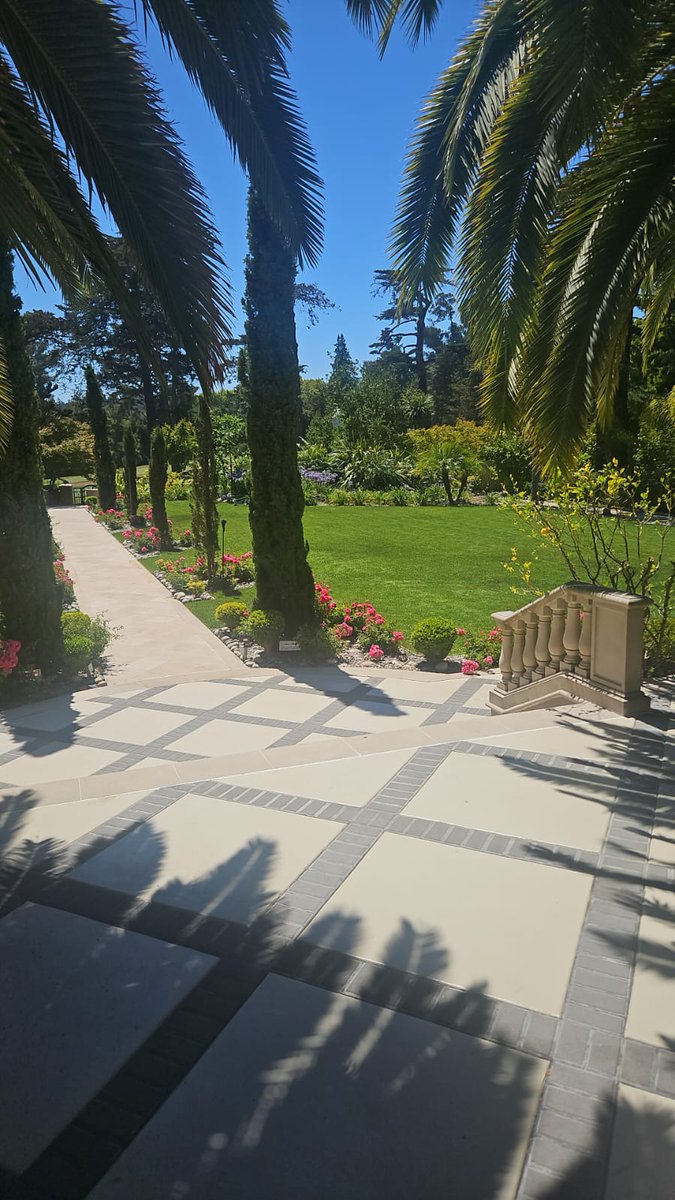I was invited for lunch to a hacker house in San Mateo, CA by a group of very smart brazilian entrepreneurs. What I was not expecting was that the house was a $68 million mansion, lol wtf.