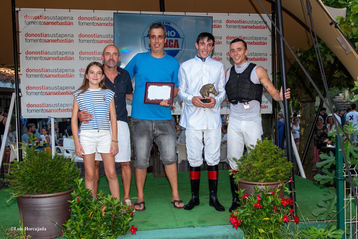 🏇El gentleman <a href="/Sainz442Alvaro/">alvaro sainz</a> consiguió en el <a href="/HipodromoSnSn/">Hipódromo de San Sebastián - Donostiako Hipodromoa</a> la victoria con EMPEL (Noozhoh Canarias) para la Cuadra Olympus y la preparación de <a href="/RomeaVictor/">Victor Romea</a> a quienes felicitamos por el triunfo y agradecemos la confianza.
👏¡Enhorabuena, Álvaro!
Os compartimos algunas imágenes