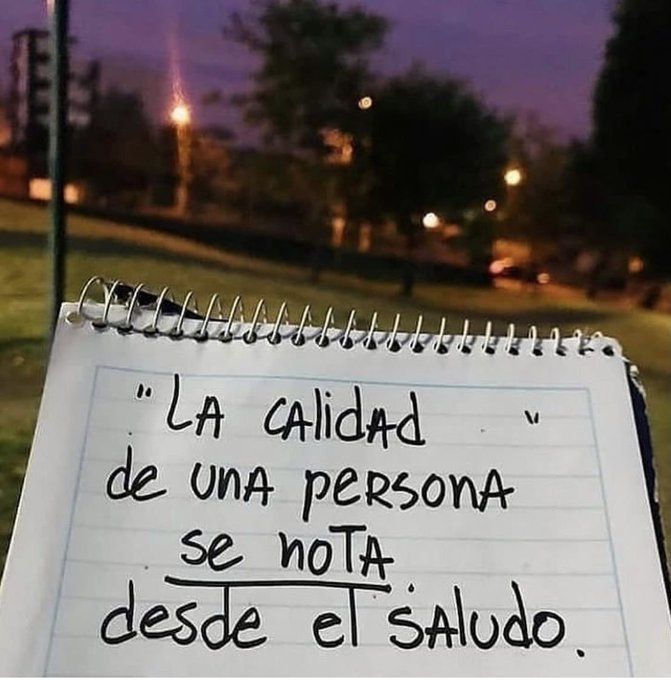 🤗 Hay gestos que lo dicen todo. Y el primero es el saludo. No importa el cargo, el currículum o los logros. La calidad humana se nota en cómo te mira, cómo te escucha, cómo te saluda. Un saludo sincero habla de humildad, presencia y liderazgo con valores. #FelizLunesATodos