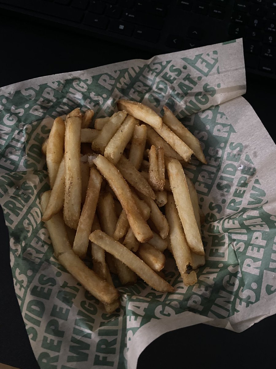 Yo_JiffyMix's tweet photo. I hate to come off obese rn but @wingstop @WingstopCEO hell even @RickRoss…. Um, what y’all got going on!? Cause what the hell is THIS!!? https://t.co/5SNy4SVV2x