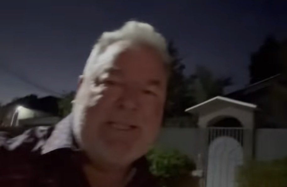 "Amaneció el 'Pollo' peleando con Sulambiente. ¿No fue él quien quiso poner a la representante legal de esa empresa en el CNE? ¡No hay casualidades! Ha mantenido una alianza con esos grupos de poder, incluso con el mismo William del Nuevo Siglo XXI. La doble moral de siempre. 🙄