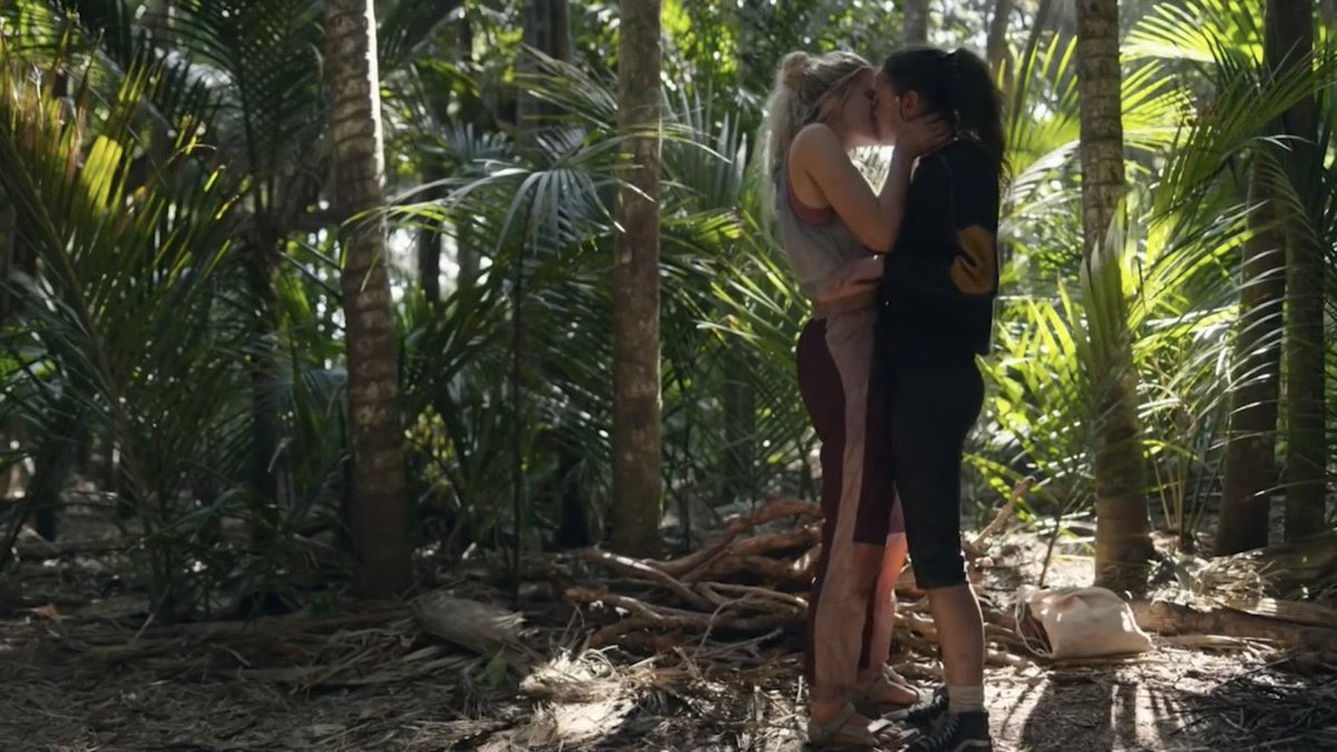 blondebandit16's tweet photo. THIS WAS MY LOVE ISLAND https://t.co/piQ13AFVj3
