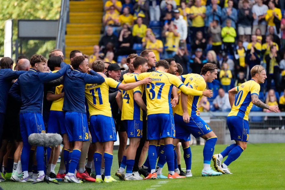 RaoJuri's tweet image. Tanker om stemningsboykot💛💙

Sommetider må man kigge sig omkring i livet, i partnerforholdet og i ens fodboldklub og se om man er begyndt at tage hinanden for givet.

Det gjorde Sydsiden og spillerne i går.

På torsdag er vi sammen igen, for vi har noget fælles at værne om.