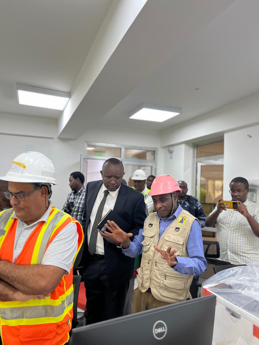 MagazineJimbere's tweet photo. 💡 "Le retour progressif de l’électricité est prévu pour le 14/08/2025, si rien ne change"

📆 Déclaration de Jean Albert Manigomba, directeur général de la @Regideso_bdi, ce 11 août 2025 à Rubirizi (Bujumbura), lors de l’installation d’un pylône destiné à acheminer le courant électrique depuis le poste de Rubirizi vers Bujumbura

🔌 Il a expliqué que les travaux consistent à connecter la ligne Gahongore (110 kV) au poste de Rubirizi, construit dans le cadre du projet Kamanyola-Bujumbura. Cette ligne transporte l’électricité depuis Kamanyola (RDC) jusqu’au poste de Kamenge. La coupure de courant a été nécessaire pour réaliser les raccordements en toute sécurité

🚫 Ce tronçon achemine l’énergie produite par trois centrales (Ruzizi 2, Kabu 16 et Rwegura). Sa mise hors service a donc provoqué un déficit important d’électricité, estimé à 50 MW

⚡ Manigomba rassure: "Une fois les travaux achevés le 14/08/2025, le courant reviendra normalement. À l’avenir, l’électricité de Ruzizi 3 transitera également par cette ligne, ce qui nécessitera d’autres aménagements pour en renforcer la capacité."

🛜 En attendant, ce pylône permettra d’alimenter le poste de Buterere, afin de garantir l’approvisionnement à Bujumbura et dans d'autres régions pendant les travaux

✍🏿 Il précise enfin que les travaux de remplacement des anciennes lignes de la capitale ne perturberont pas la distribution, car des lignes neuves seront construites au préalable pour assurer la continuité

#Burundi #Énergie