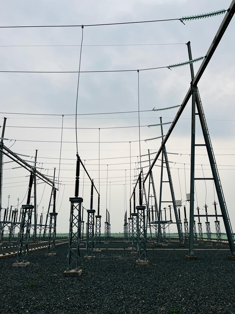 MagazineJimbere's tweet photo. 💡 "Le retour progressif de l’électricité est prévu pour le 14/08/2025, si rien ne change"

📆 Déclaration de Jean Albert Manigomba, directeur général de la @Regideso_bdi, ce 11 août 2025 à Rubirizi (Bujumbura), lors de l’installation d’un pylône destiné à acheminer le courant électrique depuis le poste de Rubirizi vers Bujumbura

🔌 Il a expliqué que les travaux consistent à connecter la ligne Gahongore (110 kV) au poste de Rubirizi, construit dans le cadre du projet Kamanyola-Bujumbura. Cette ligne transporte l’électricité depuis Kamanyola (RDC) jusqu’au poste de Kamenge. La coupure de courant a été nécessaire pour réaliser les raccordements en toute sécurité

🚫 Ce tronçon achemine l’énergie produite par trois centrales (Ruzizi 2, Kabu 16 et Rwegura). Sa mise hors service a donc provoqué un déficit important d’électricité, estimé à 50 MW

⚡ Manigomba rassure: "Une fois les travaux achevés le 14/08/2025, le courant reviendra normalement. À l’avenir, l’électricité de Ruzizi 3 transitera également par cette ligne, ce qui nécessitera d’autres aménagements pour en renforcer la capacité."

🛜 En attendant, ce pylône permettra d’alimenter le poste de Buterere, afin de garantir l’approvisionnement à Bujumbura et dans d'autres régions pendant les travaux

✍🏿 Il précise enfin que les travaux de remplacement des anciennes lignes de la capitale ne perturberont pas la distribution, car des lignes neuves seront construites au préalable pour assurer la continuité

#Burundi #Énergie