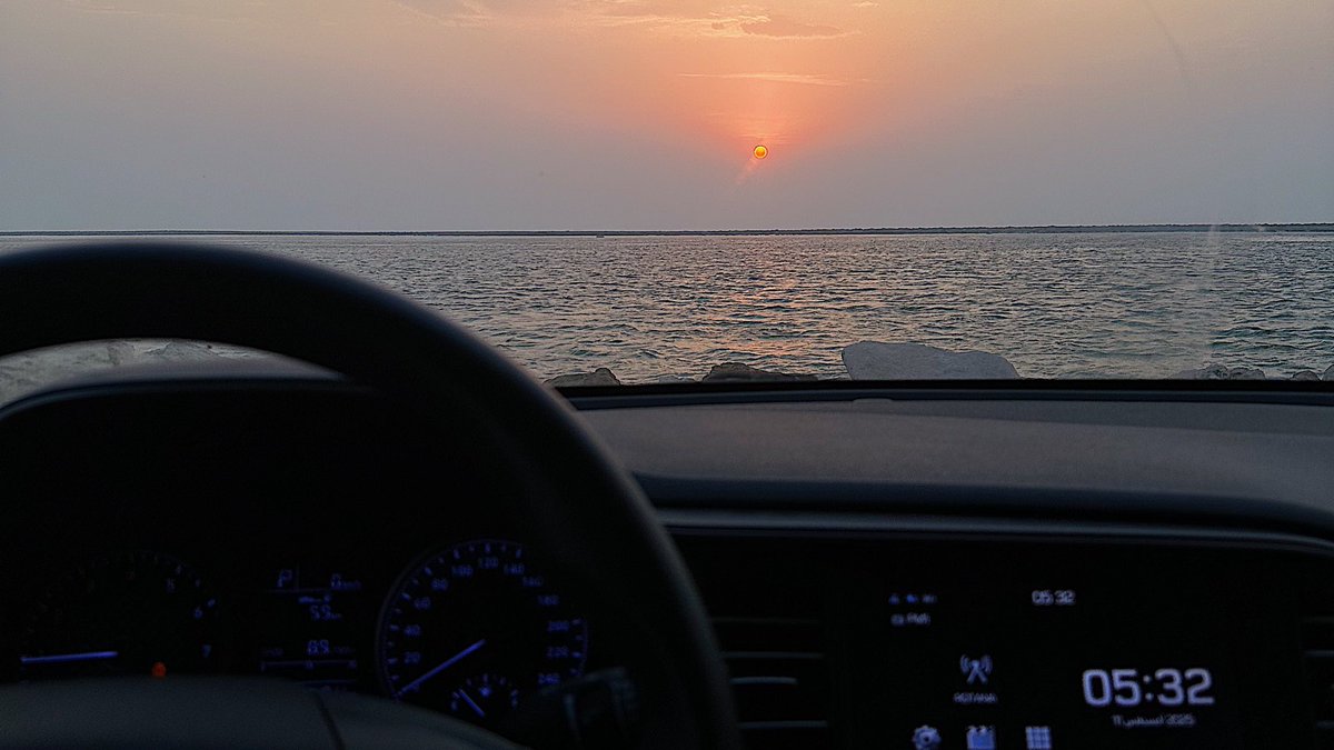 "السماء تحترق
بألوان الغروُب
كقصيدة قديمة"