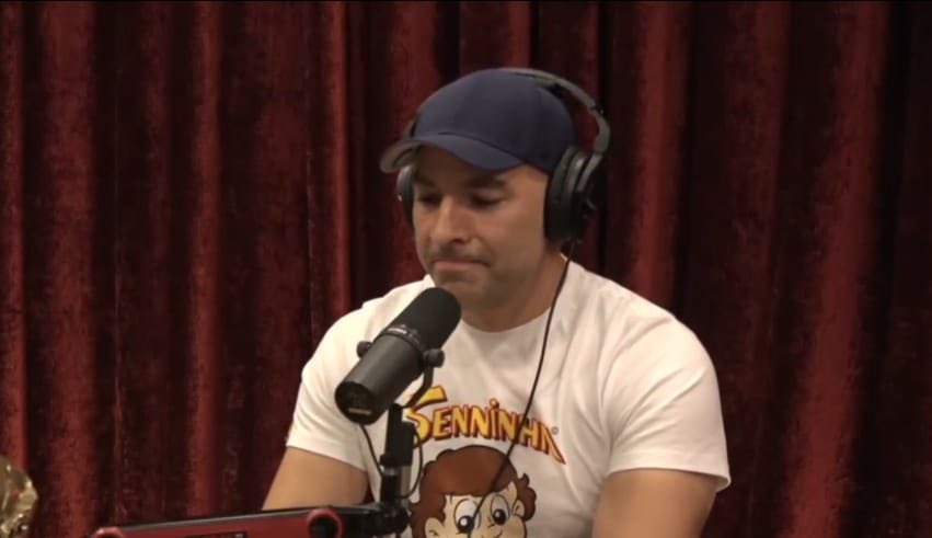 7. العلاقات الاجتماعية تؤثر على طول العمر أكثر مما تظن.

كشف أتيّا أن العزلة الاجتماعية تؤثر على الصحة بنفس قدر تأثير التدخين أو إدمان الكحول.

جودة علاقاتك تؤثر على:
• مستويات الالتهاب
• وظيفة جهاز المناعة
• التعافي من التوتر
• جودة النوم
وغير ذلك.