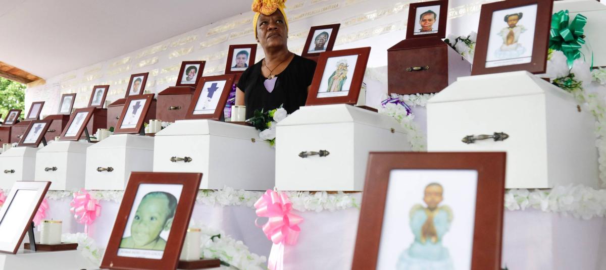 Masacre de Bojayá (2 mayo 2002),Bellavista-Chocó. Un cilindro bomba de las FARC impactó una iglesia en pleno combate con las AUC. Civiles muertos 74-119, decenas eran niños. Yo si tengo memoria, y usted?