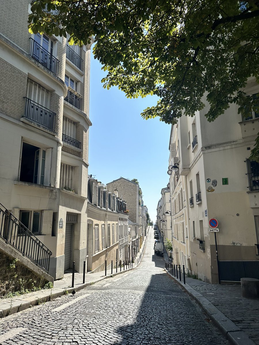 パリ1日目①

初日はホテルからほど近い、モンマルトルの丘へ。

ゴッホが暮らしていた場所や、ピカソがアトリエを構えていた「洗濯船」の跡地を訪れました☺️
時代は違っても、同じ空間に立てたことが本当に幸せでした🥰