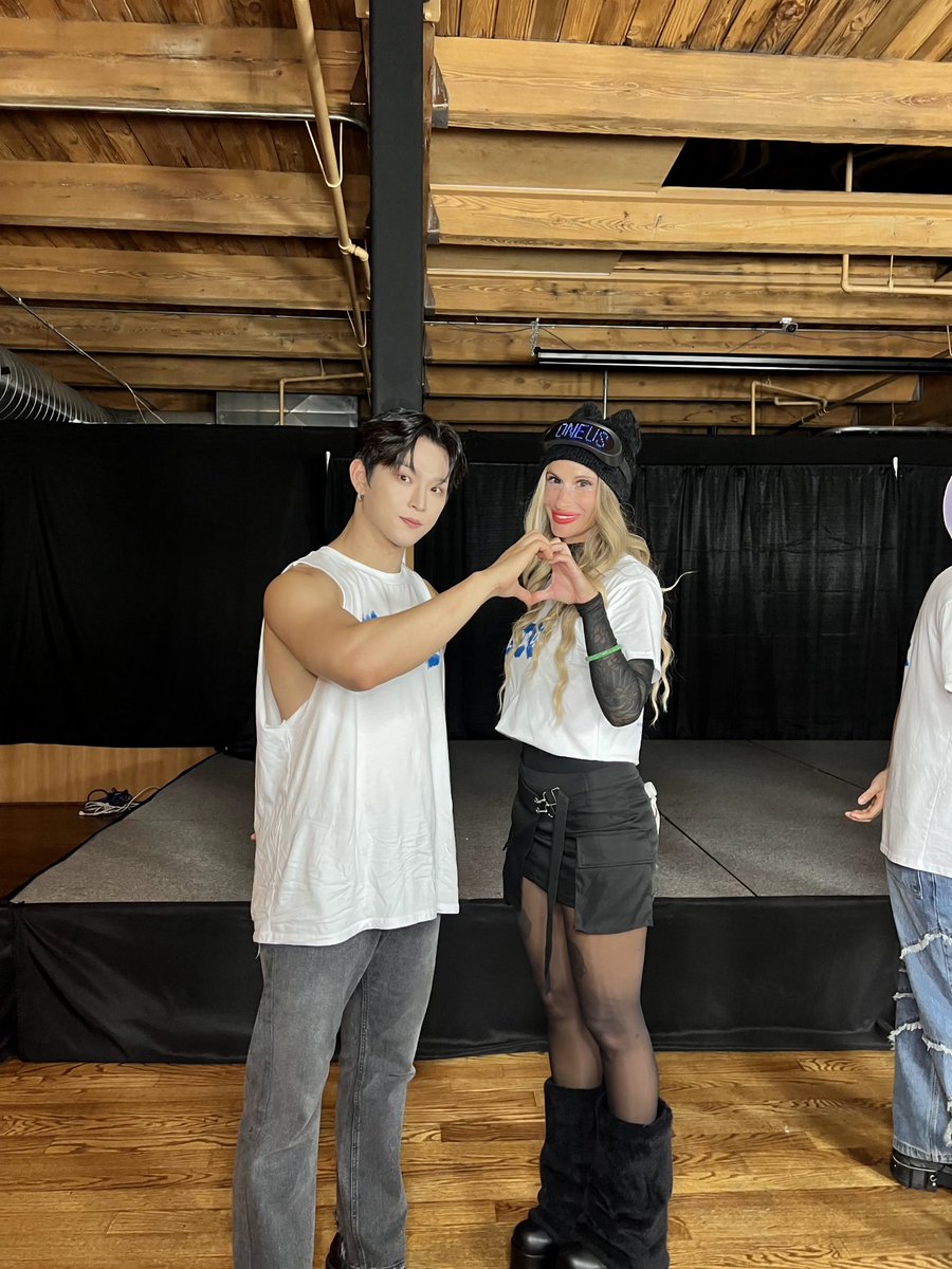 dokiwi2's tweet photo. @official_ONEUS 
#oneusinchicago #yippee 
Gahhh why am I so awkward https://t.co/UExpRAePVe