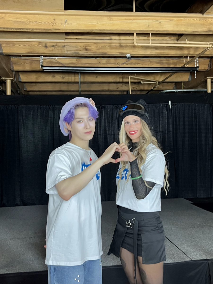 dokiwi2's tweet photo. @official_ONEUS 
#oneusinchicago #yippee 
Gahhh why am I so awkward https://t.co/UExpRAePVe