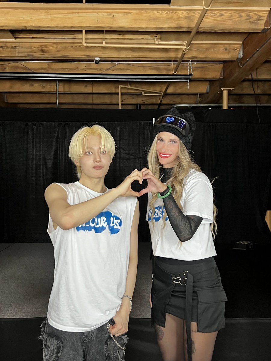 dokiwi2's tweet photo. @official_ONEUS 
#oneusinchicago #yippee 
Gahhh why am I so awkward https://t.co/UExpRAePVe