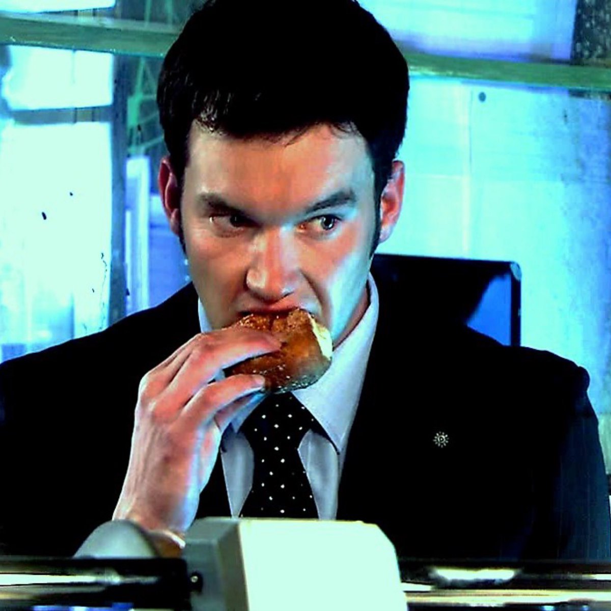 DailyJantoGDLJB's tweet photo. Sharing donuts 🍩 is the first sign of love? The team take a coffee break in Ghost machine https://t.co/A41TvTbJgA