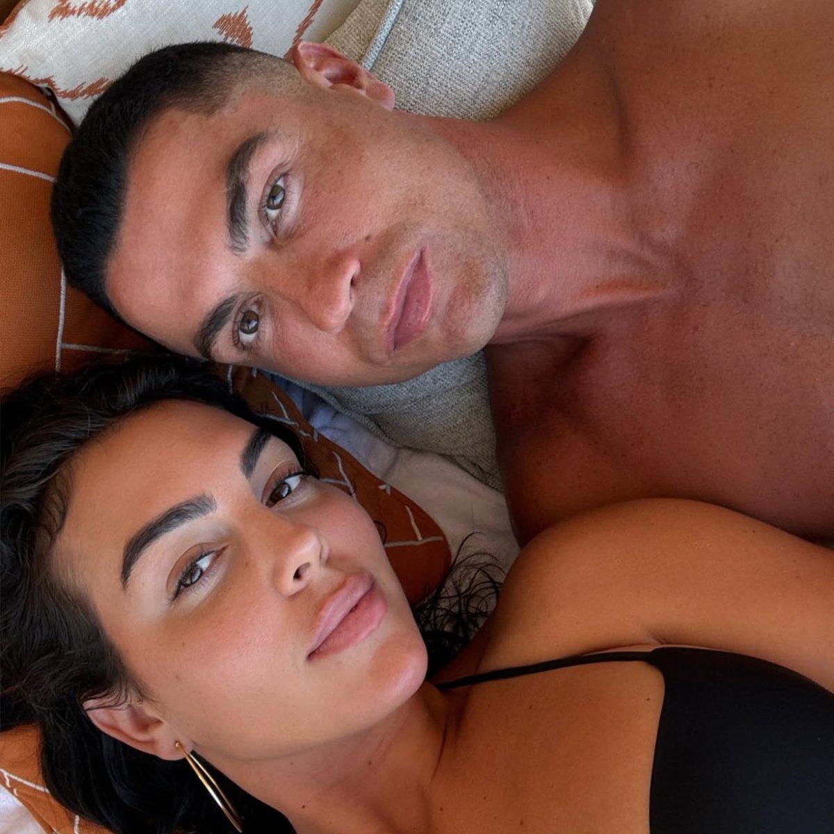 choquei's tweet image. 🚨FAMOSOS: Cristiano Ronaldo pediu Georgina Rodríguez em casamento com um anel de diamantes.