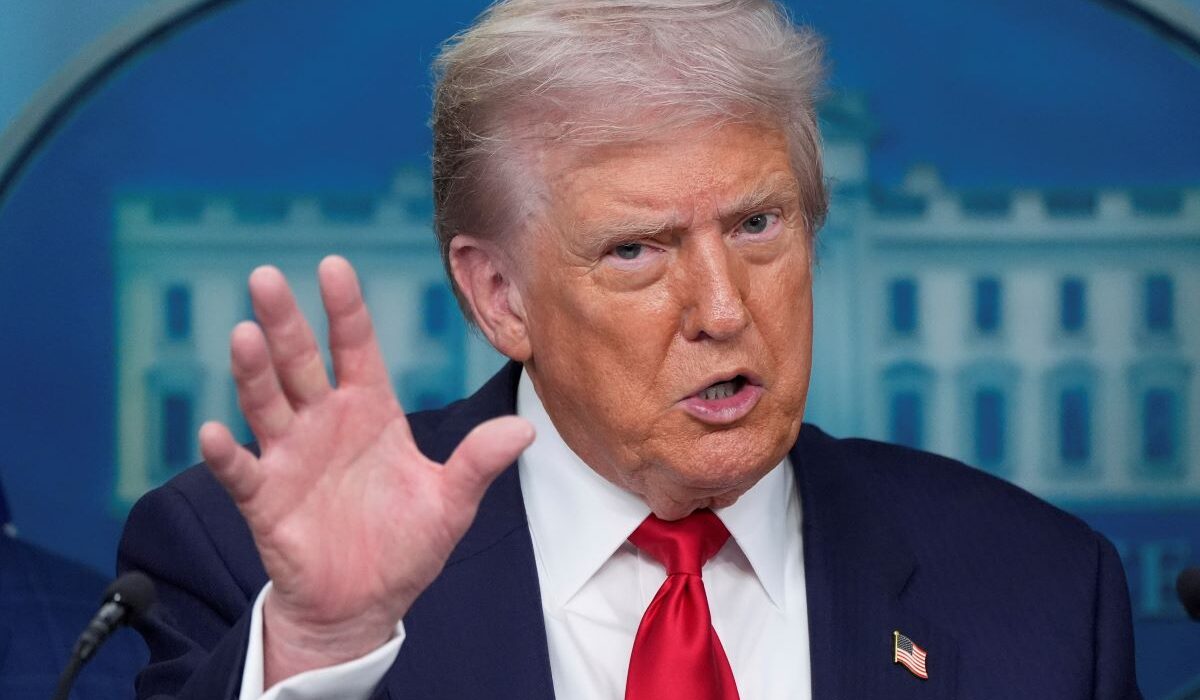 Έξαλλος ο <a href="/realDonaldTrump/">Donald J. Trump</a>  με τον <a href="/ZelenskyyUa/">Volodymyr Zelenskyy / Володимир Зеленський</a> που αρνείται παράδοση εδαφών της χώρας του στη Ρωσία και πολύ καλά κάνει. Αν ο Μεταξάς παρέδιδε τη πατρίδα μας στους Γερμανούς το 1940 θα ήταν ένας προδότης.Μαθημα πατριωτισμού  για σένα  Ντόναλντ  και άσε τις ψευτομαγκιες.