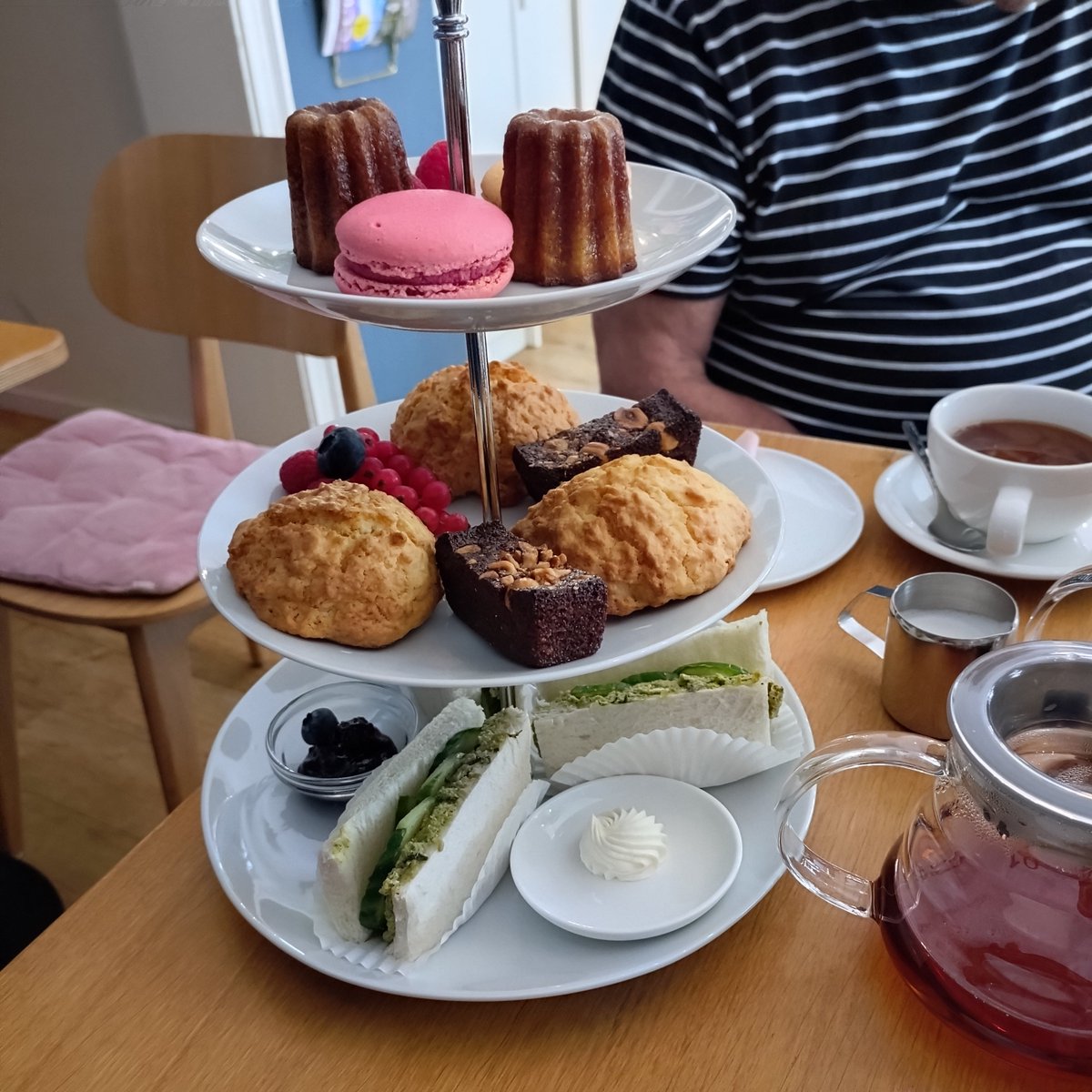 v_i_o_l_a's tweet photo. am samstag haben wir mit freunden die "teatime" beim monsieur macaron in münster getestet. sehr lecker!
https://t.co/fyoVdeah2c
#münster #teatime #afternoontea #diehellendinge https://t.co/jt6qersE5O
