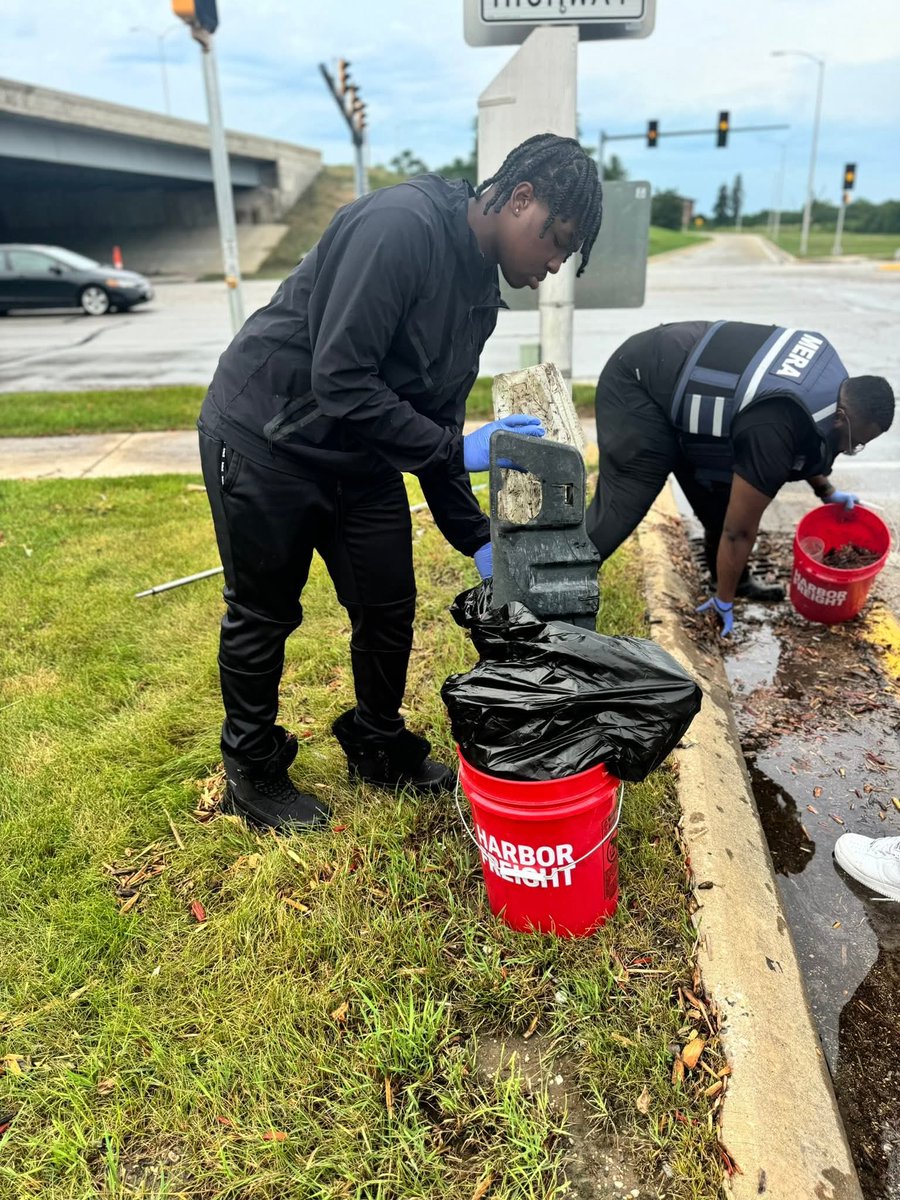 GidTruth's tweet photo. Tune in to @TMJ4  at 6pm to lean why Good Samaritan Montreal Cain, spent the weekend lending a hand to locals dealing with flooding streets and basements.   Inspiring!!  News at 6pm on Channel 4  #PromoteThePositive #PositivelyMilwaukee https://t.co/u1sXzwmVGc