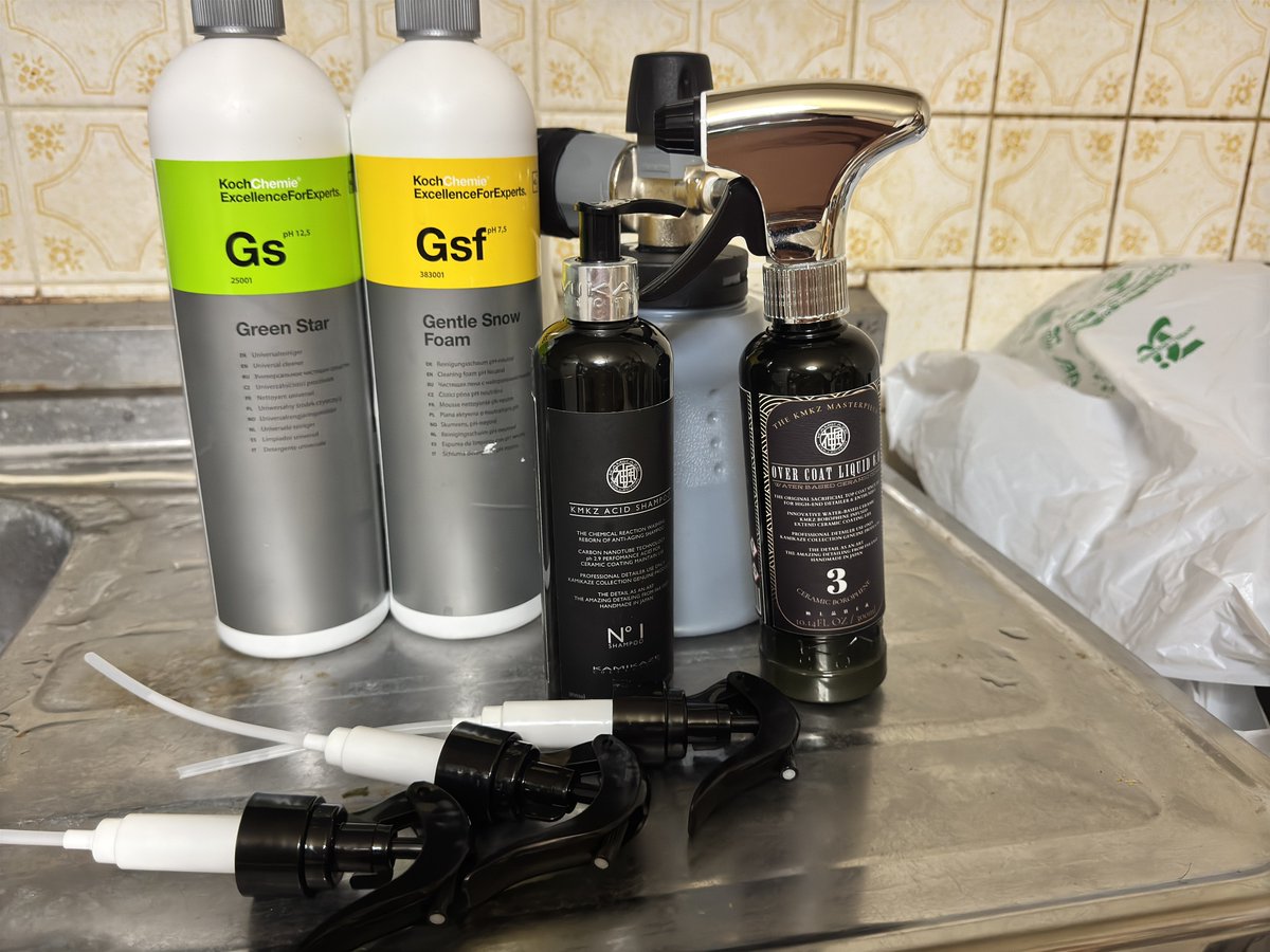 本日のケミカル

Koch‑Chemie GSF+GS

kamikaze KMKZ ACID SHAMPOO

kamikaze OVER COAT LIQUID 6.0&amp;OVERCOAT SEALANT 6.0

LIQUID6.0のスプレー出ないから3回交換してもトリガー引けない液ポタポタで挙げ句の果て手が滑って半分溢れて😭
スプレー在庫あと２つ。。

見た目悪いけど違うの付けた笑