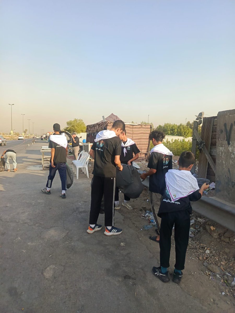 محور الرصافة…
بناءً على توجيهات سماحة الشيخ الأمين (أعزّه الله)،
وبمتابعة الحاج حيدر السويعدي، مسؤول محور الرصافة،
أقامت كشافة الرسول الأعظم (ص) في محور الرصافة حملةً لتنظيف طرقات وشوارع مسير الزائرين المتوجهين إلى كربلاء المقدسة لإحياء زيارة الأربعين.
ويأتي ذلك ضمن النشاطات