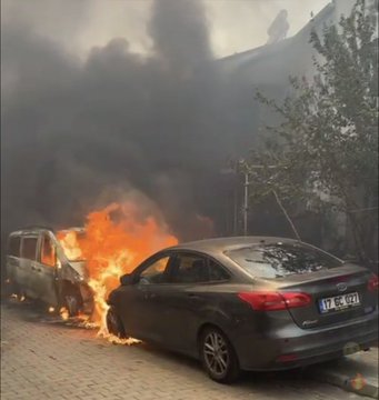 ugurdundarTV's tweet photo. Çanakkale...
Yer yer alevlere teslim olan yeryüzü cenneti Güzelyalı...
Kül olan asırlık çam ağaçları...
Anılarımız...
Yüreğimiz yanıyor ve ne yazık ki üzülmekten, yaşlı gözlerle bölgeden gelen fotoğraflara bakmaktan başka elimizden bir şey gelmiyor. 
Yazık, çok yazık... https://t.co/PPMNTcTdqm