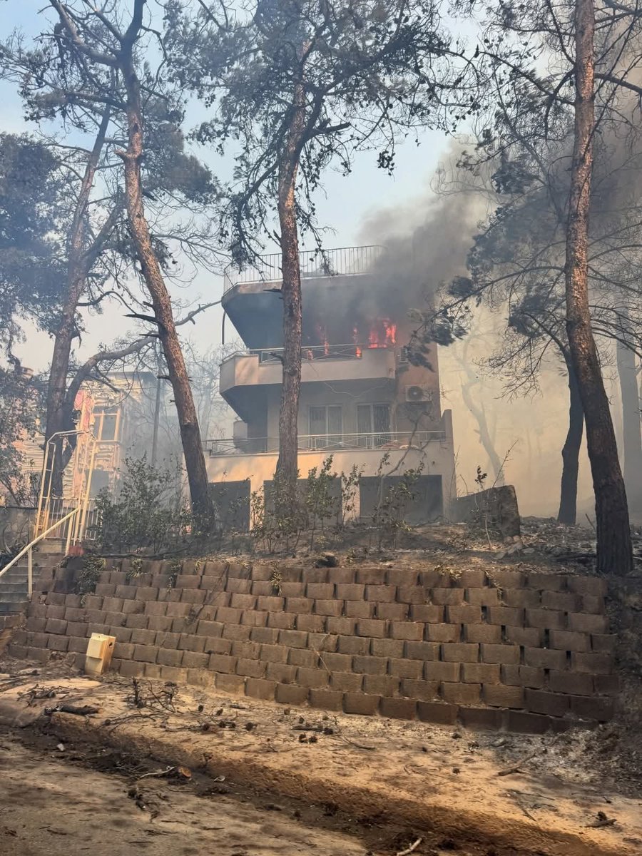 ugurdundarTV's tweet photo. Çanakkale...
Yer yer alevlere teslim olan yeryüzü cenneti Güzelyalı...
Kül olan asırlık çam ağaçları...
Anılarımız...
Yüreğimiz yanıyor ve ne yazık ki üzülmekten, yaşlı gözlerle bölgeden gelen fotoğraflara bakmaktan başka elimizden bir şey gelmiyor. 
Yazık, çok yazık... https://t.co/PPMNTcTdqm