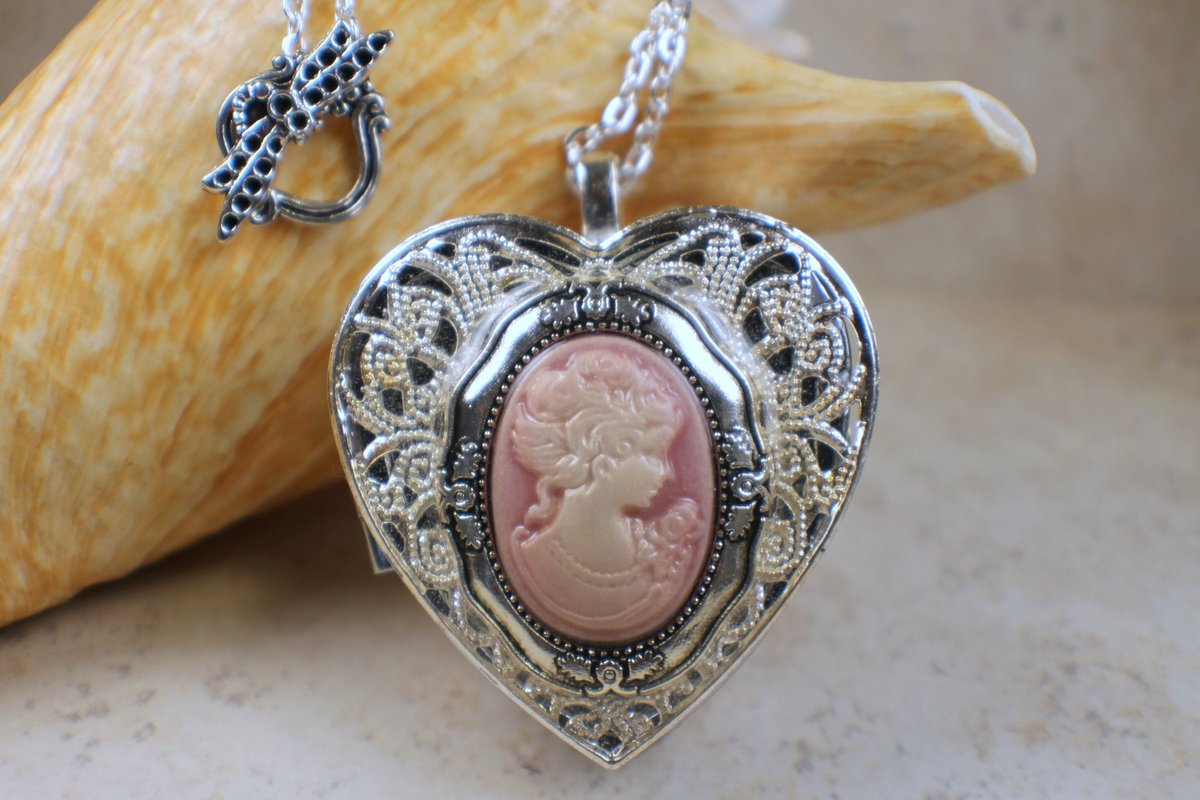 charsfavorite's tweet image. Unlock cherished memories with the Cameo Music Box Locket. A timeless piece for just $100. Treasure your moments, one note at a time. #MusicJewelry #TimelessGifts

 Shop Now charsfavoritethings.com/products/cameo…