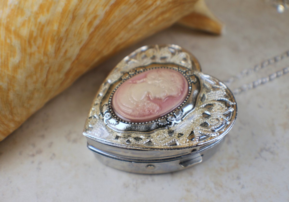 charsfavorite's tweet image. Unlock cherished memories with the Cameo Music Box Locket. A timeless piece for just $100. Treasure your moments, one note at a time. #MusicJewelry #TimelessGifts

 Shop Now charsfavoritethings.com/products/cameo…