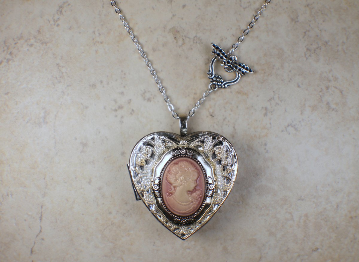 charsfavorite's tweet image. Unlock cherished memories with the Cameo Music Box Locket. A timeless piece for just $100. Treasure your moments, one note at a time. #MusicJewelry #TimelessGifts

 Shop Now charsfavoritethings.com/products/cameo…