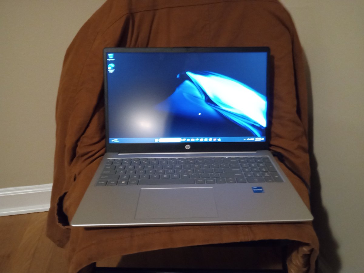 Just got a new laptop guys I'm so happy 😊