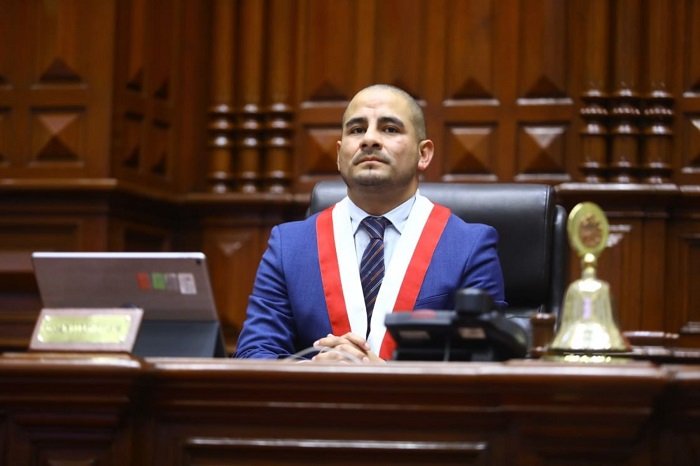 rodolfolara_'s tweet photo. El flamante presidente de la comisión de Constitución del congreso de la república no tiene estudios universitarios (Apenas secundarios) y llegó al parlamento con apenas 2,443 votos.

Se llama Arturo Alegría García, es de Fuerza Popular y está chino de risa gracias a Keiko Fujimori.